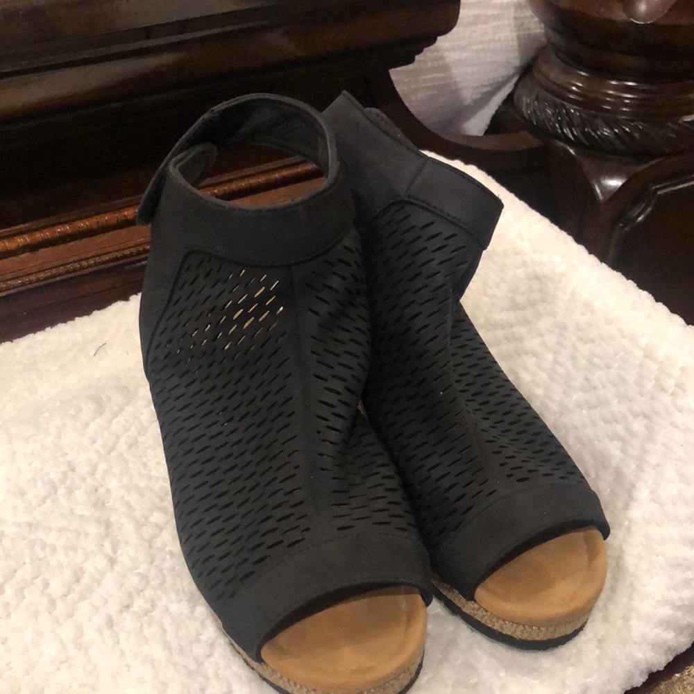 Women's Black Peep-Toe Sandals